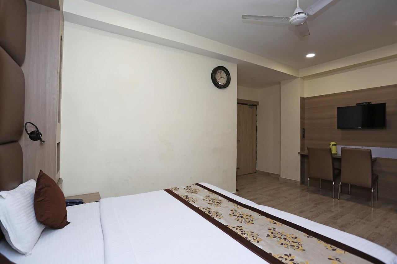 Capital O 5663 Gs Inn Chinhat الغرفة الصورة